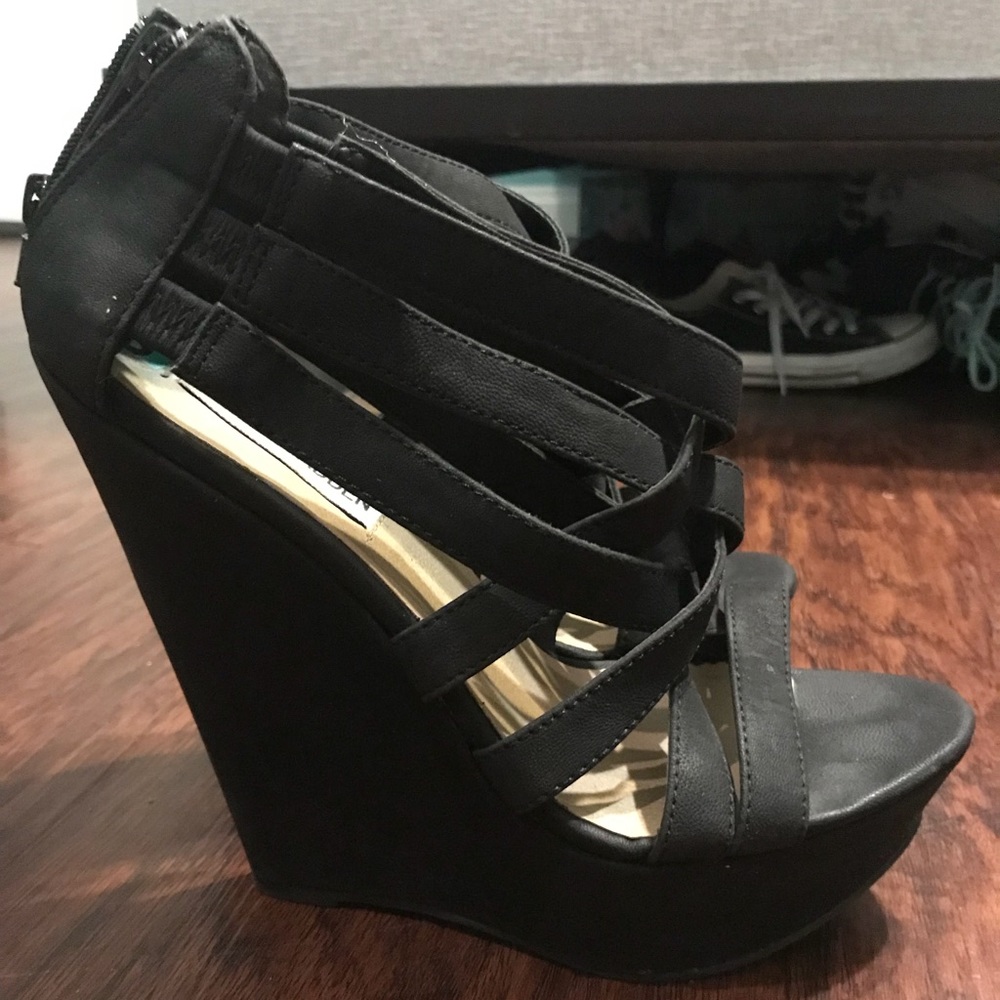 Black wedges